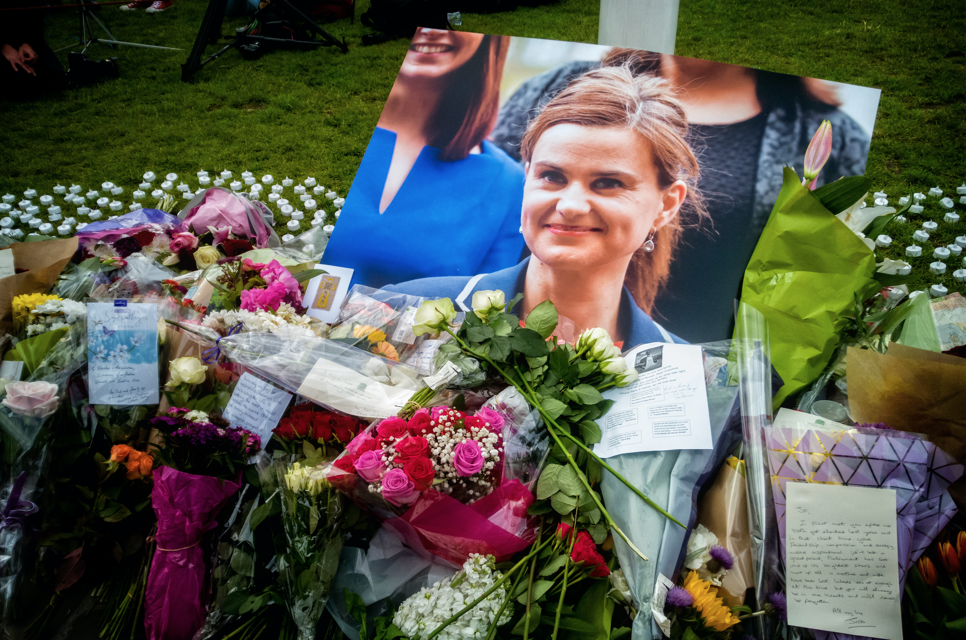 Flowers laid for Jo Cox MP at Parliament Square in London. Garry Knight, 17 June 2016 (CC0 license)