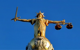 Lady of Justice, Old Bailey, London. Credit: Wikimedia user Lonpicman - https://commons.wikimedia.org/wiki/File:Statue_Of_%27Justice%27_Old_Bailey.jpg, License: CC BY-SA 3.0 - https://creativecommons.org/licenses/by-sa/3.0/